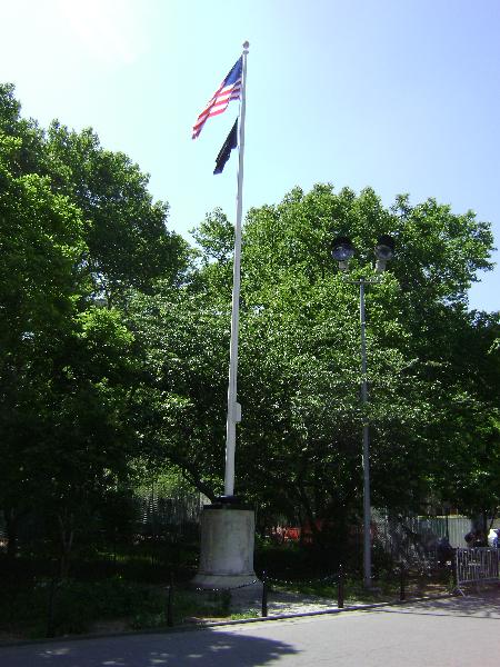 Zoom on the image : Washington Square Memorial Flagstaff 